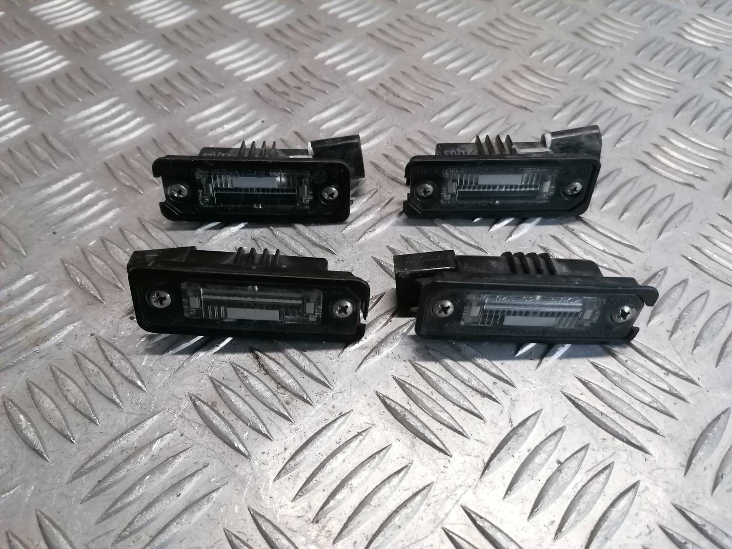 Numura zīmes apgaismojums priekš VW PHAETON 2003 2 Numura zīmes apgaismojums priekš VW PHAETON 2003