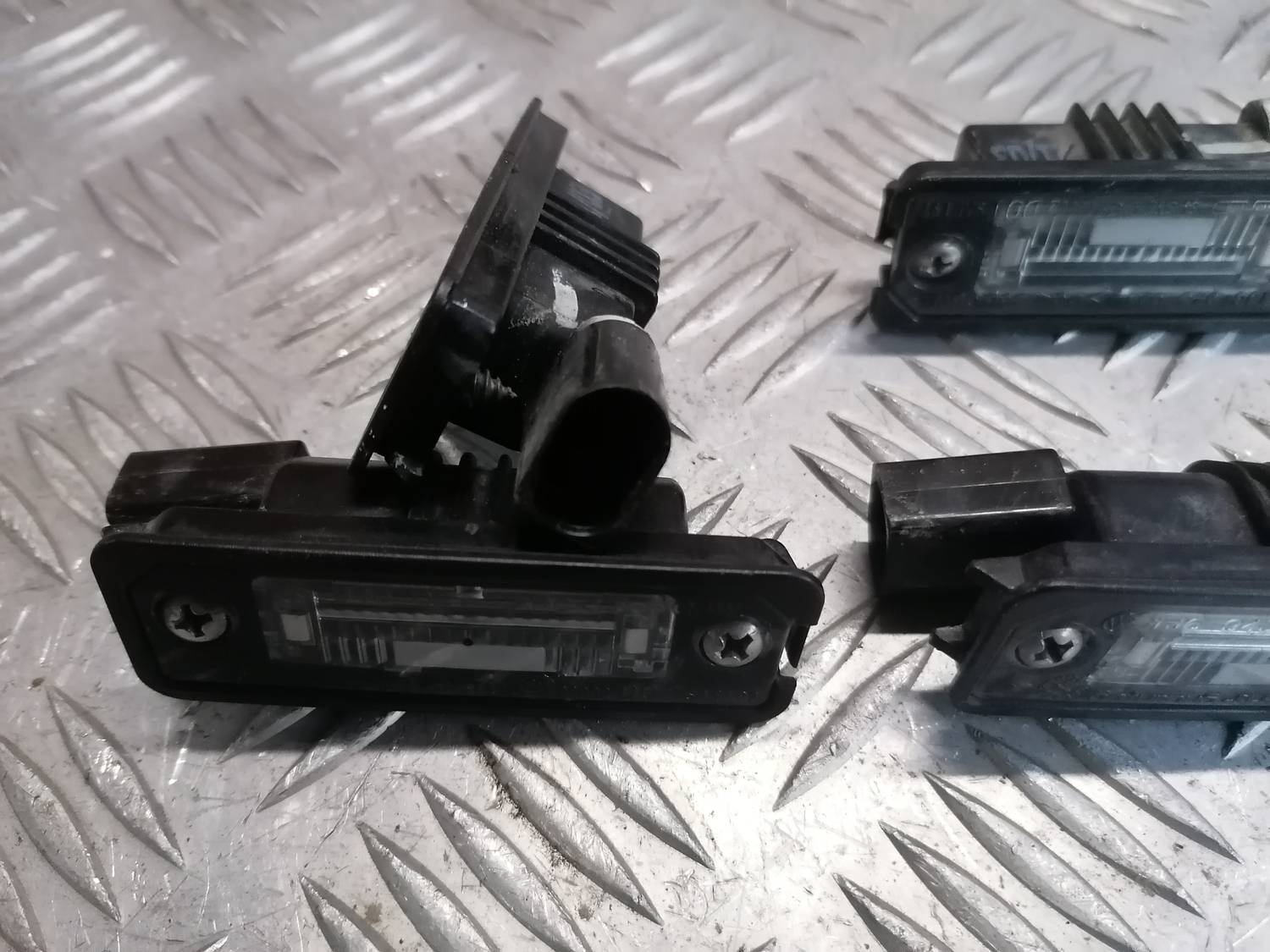 Numura zīmes apgaismojums priekš VW PHAETON 2003 3 Numura zīmes apgaismojums priekš VW PHAETON 2003