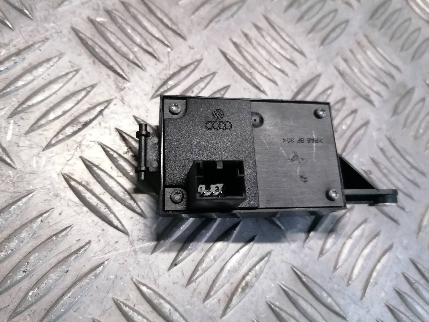 Stūres poga priekš VW PHAETON 2003