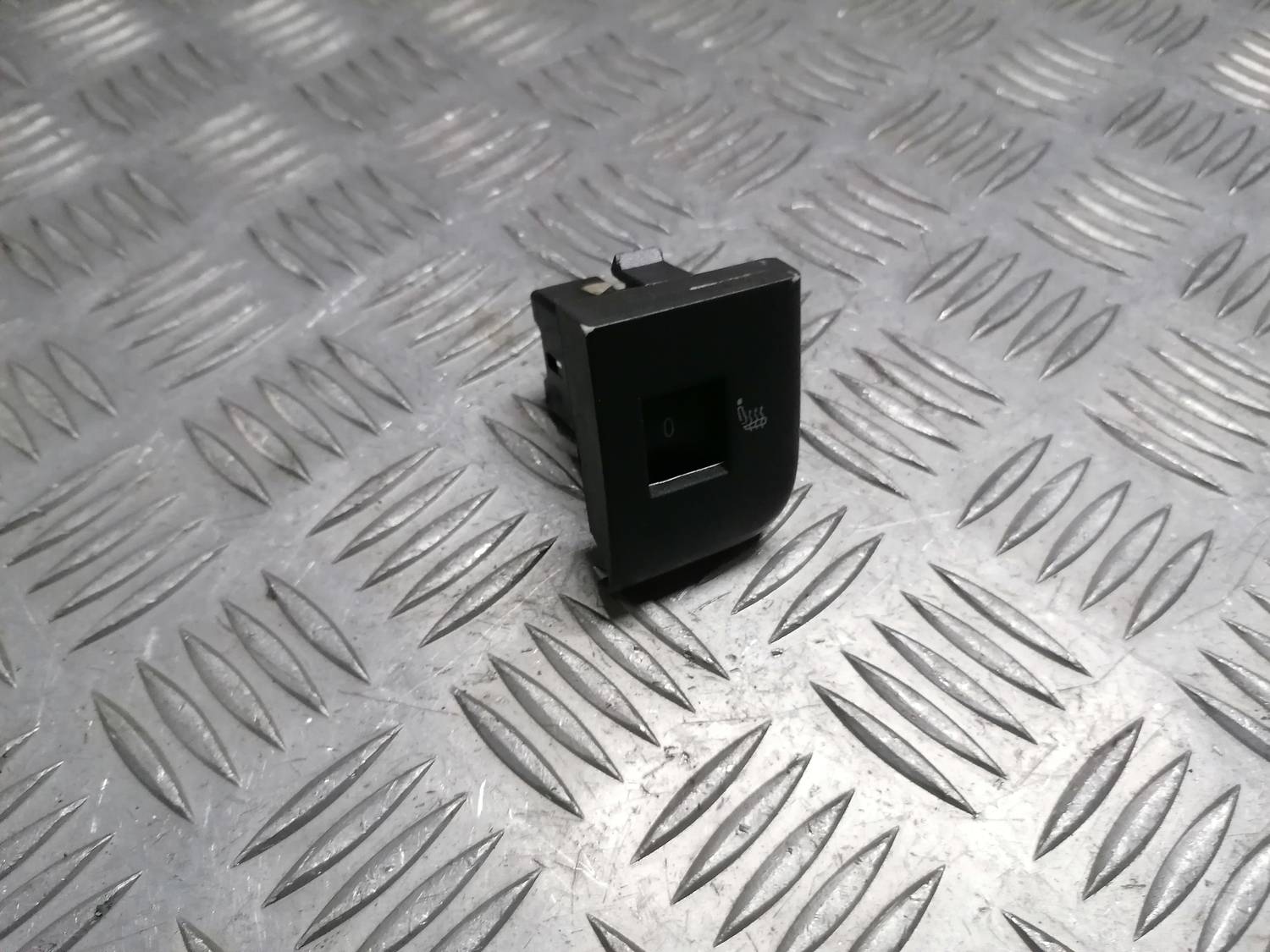 Sēdekļa apsildes ieslēgšanas poga priekš VW PHAETON 2003 2 Sēdekļa apsildes ieslēgšanas poga priekš VW PHAETON 2003