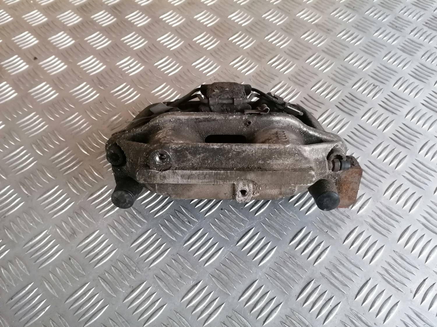 Priekšējais kreisais suports priekš VW PHAETON 2003 2 Priekšējais kreisais suports priekš VW PHAETON 2003