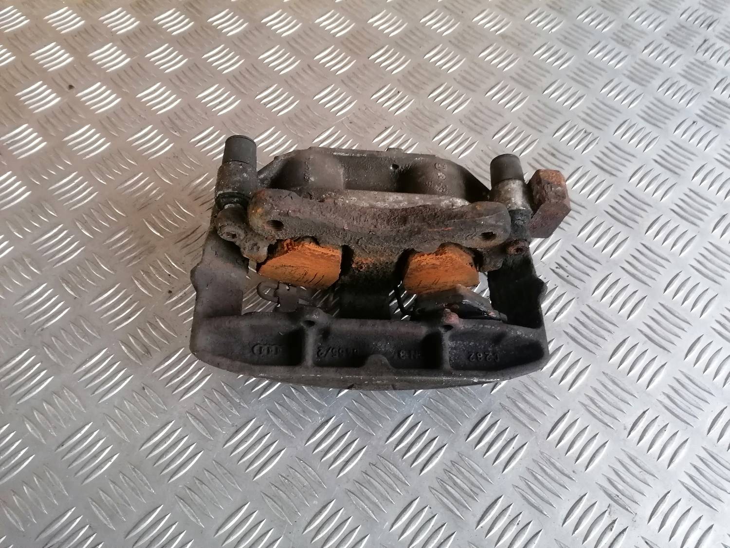 Priekšējais kreisais suports priekš VW PHAETON 2003 1 Priekšējais kreisais suports priekš VW PHAETON 2003