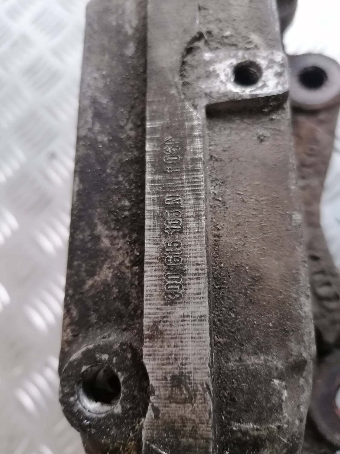 Priekšējais kreisais suports priekš VW PHAETON 2003 4 Priekšējais kreisais suports priekš VW PHAETON 2003