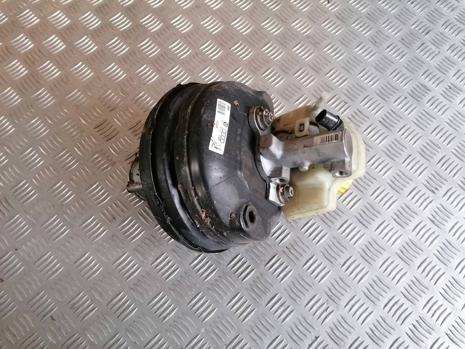 Bremžu pastiprinātāja galvenais cilindrs priekš VW PHAETON 2003