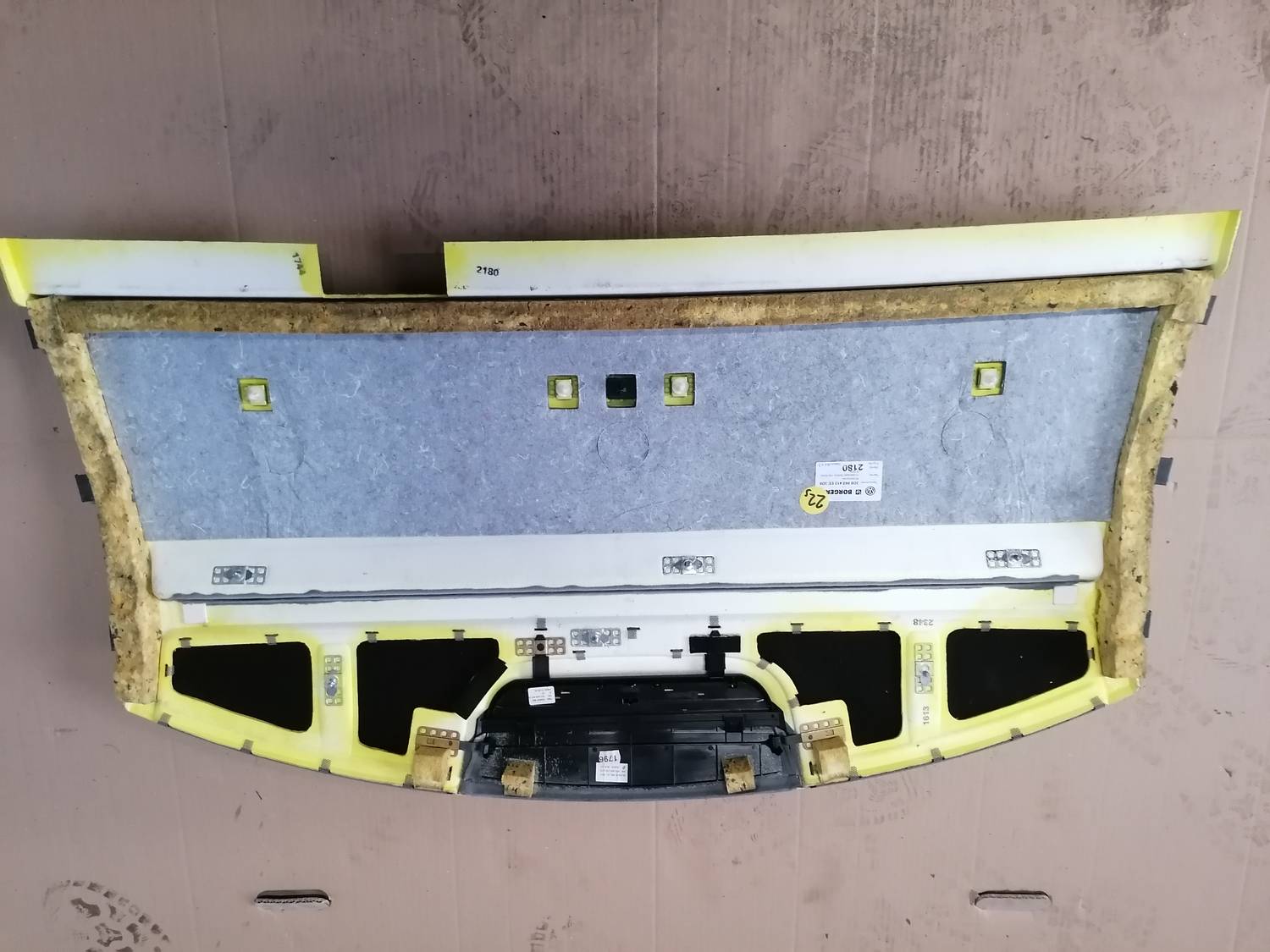 Bagāžnieka nodalījuma plaukts priekš VW PHAETON 2003 5 Bagāžnieka nodalījuma plaukts priekš VW PHAETON 2003