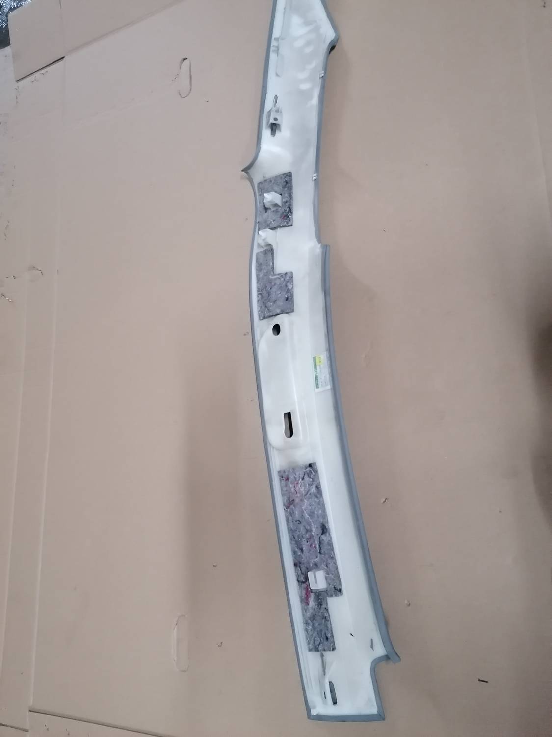 Aizmugurējas salona statnes apdare priekš VW PHAETON 2003 5 Aizmugurējas salona statnes apdare priekš VW PHAETON 2003