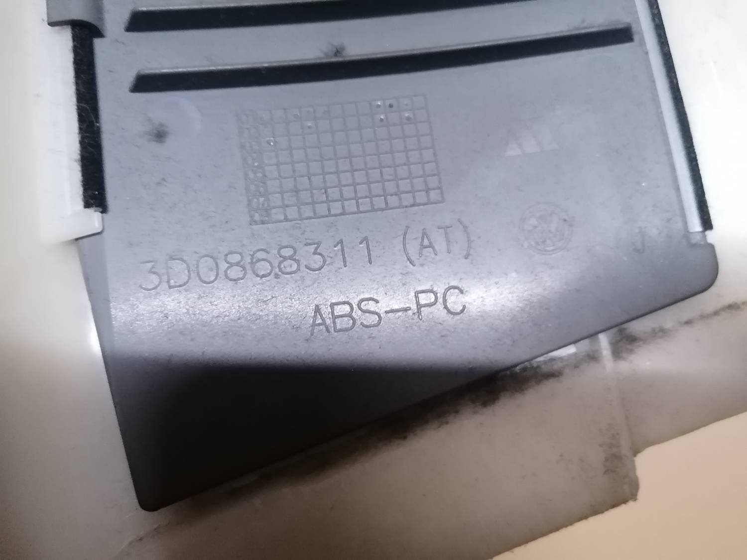 Vidējas salona statnes apdare priekš VW PHAETON 2003 3 Vidējas salona statnes apdare priekš VW PHAETON 2003