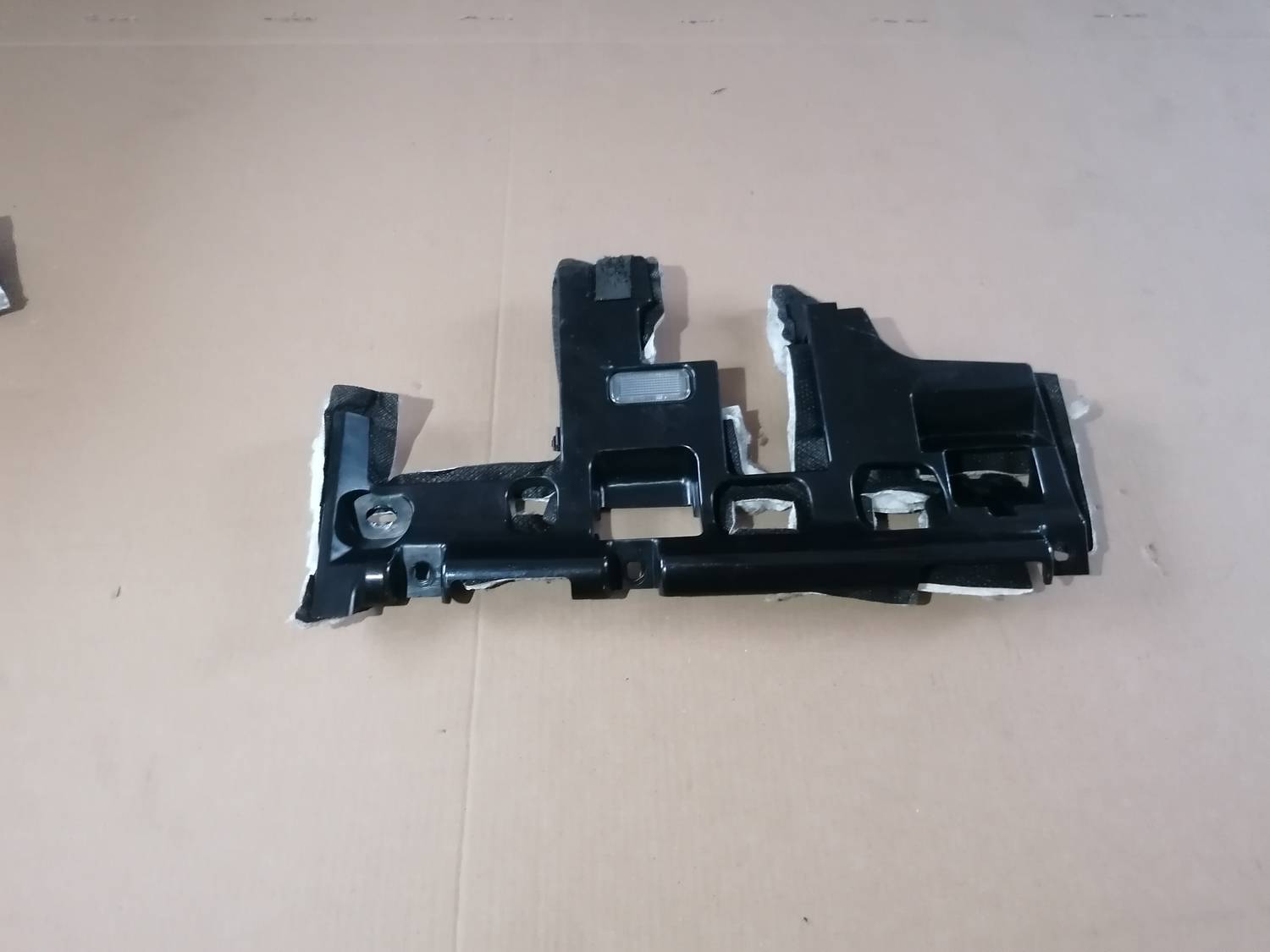 Mērinstrumentu paneļa apakšēja apdare priekš VW PHAETON 2003 1 Mērinstrumentu paneļa apakšēja apdare priekš VW PHAETON 2003