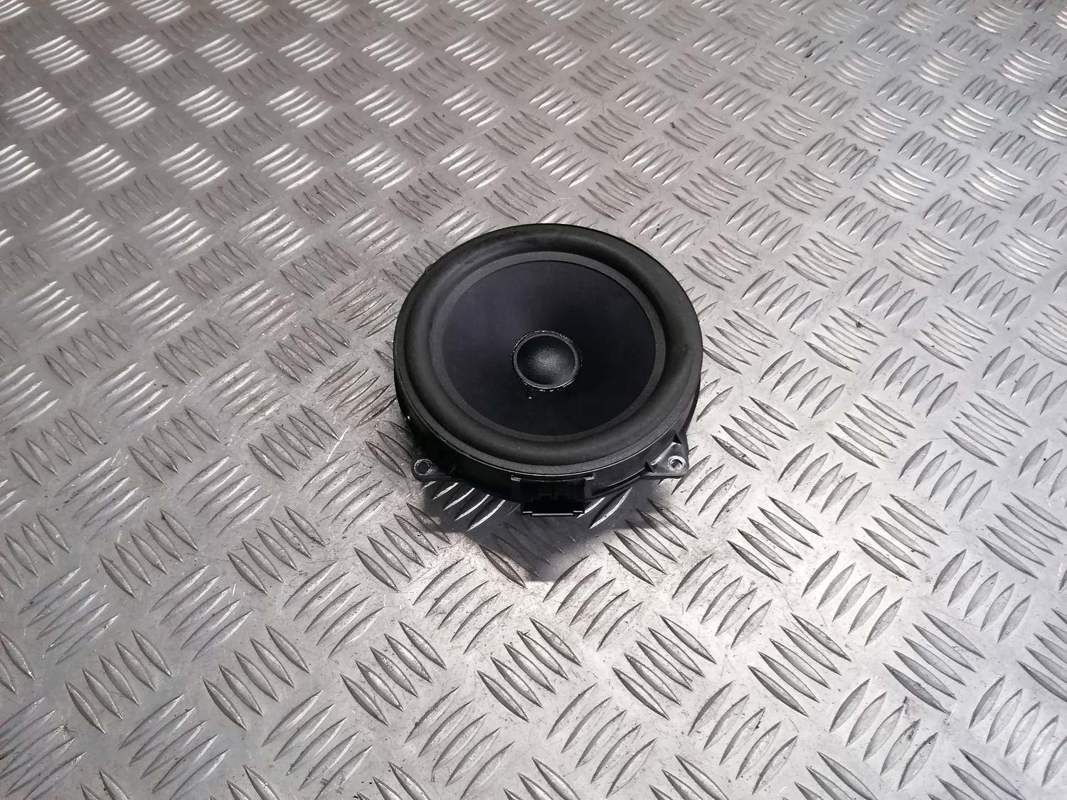 Durvju skaļrunis, apakšā priekš VW PHAETON 2003