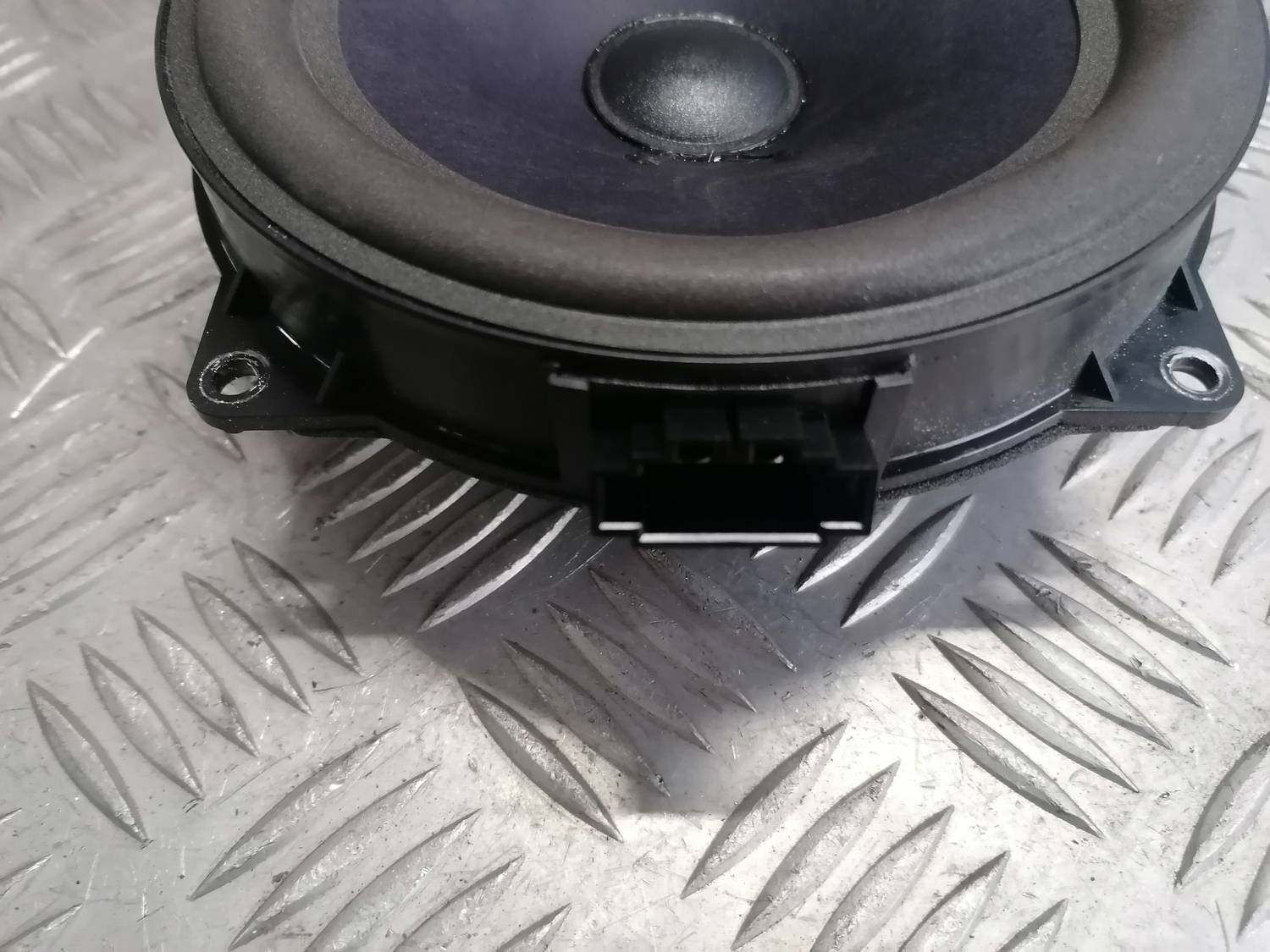 Durvju skaļrunis, apakšā priekš VW PHAETON 2003