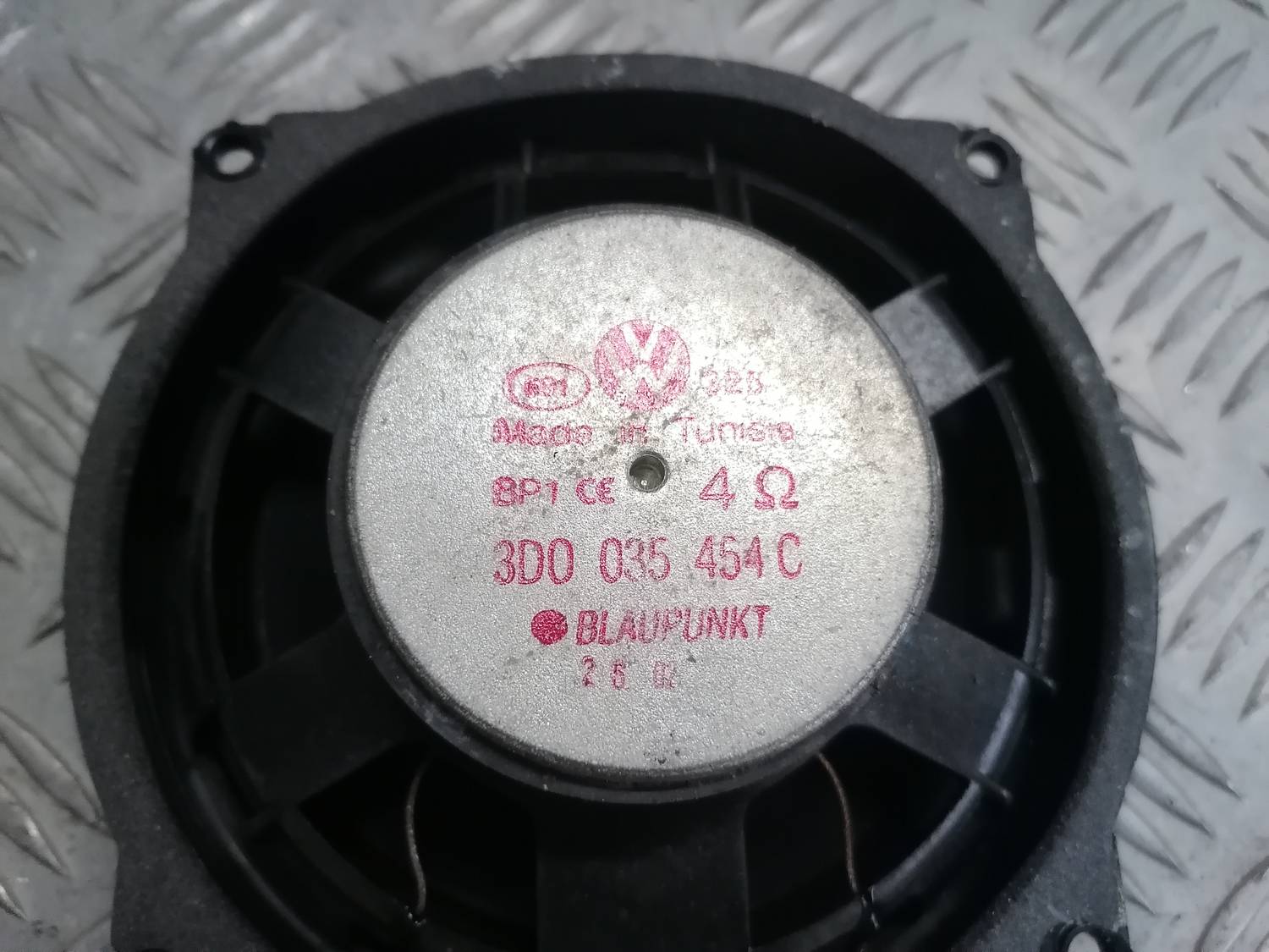 Durvju skaļrunis, apakšā priekš VW PHAETON 2003