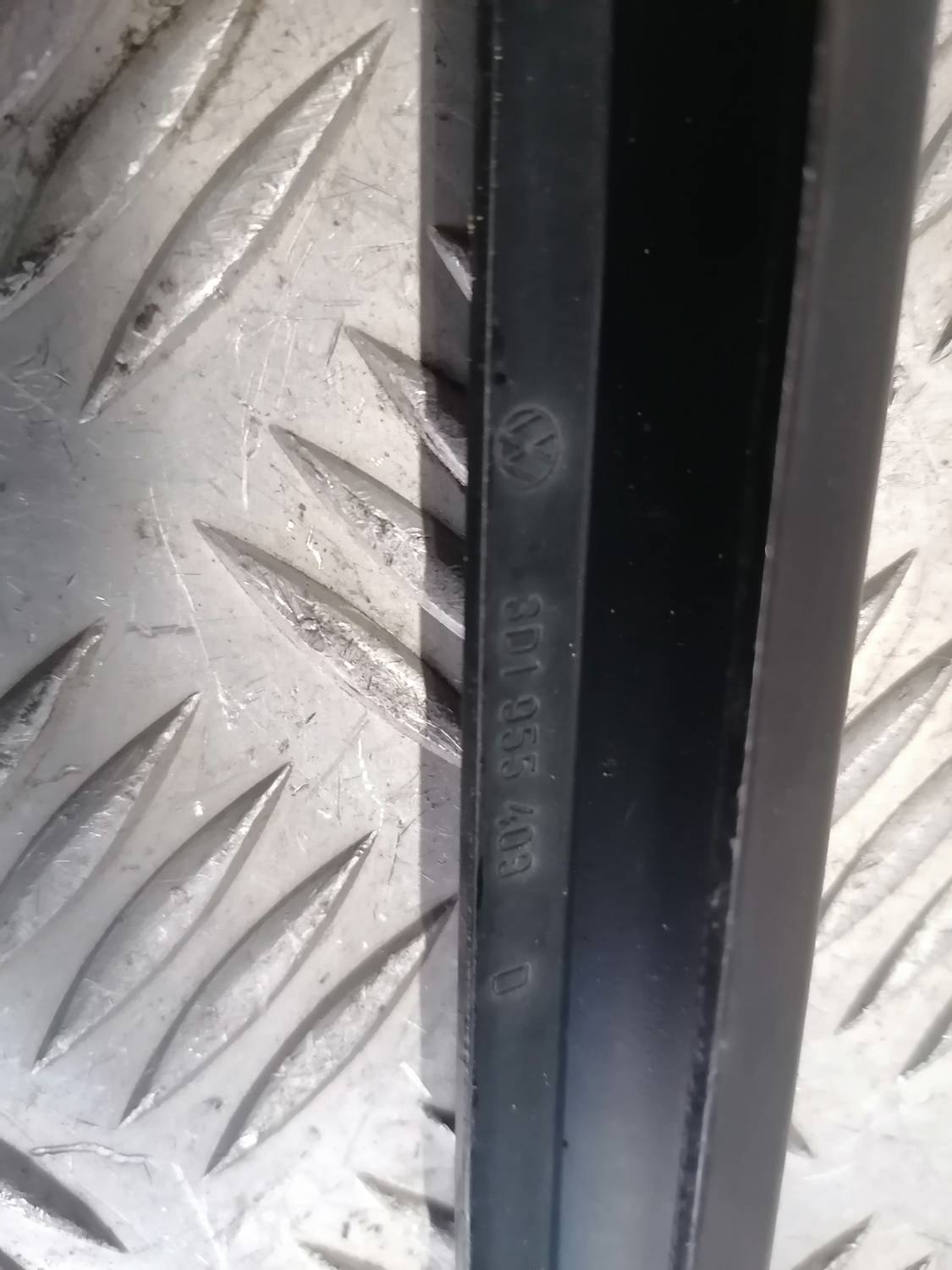 Vējstikla slotiņa priekš VW PHAETON 2003