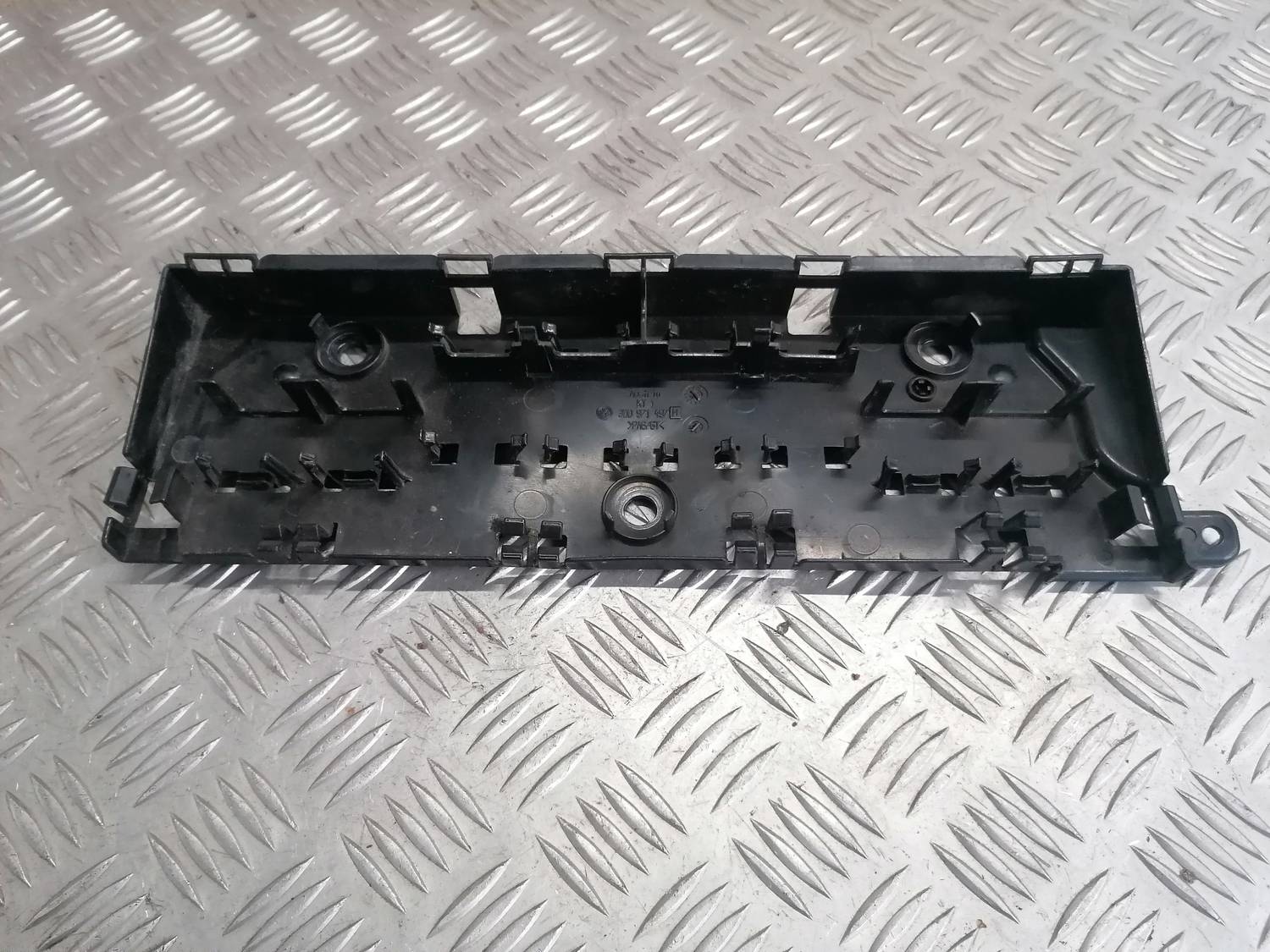 Lambda sensora kabeļa vadotnes korpuss priekš VW PHAETON 2003 2 Lambda sensora kabeļa vadotnes korpuss priekš VW PHAETON 2003