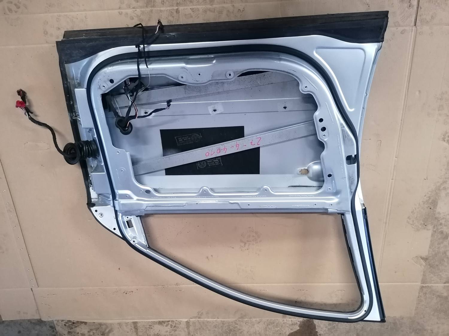 Priekšējās kreisās durvis priekš VW PHAETON 2003 6 Priekšējās kreisās durvis priekš VW PHAETON 2003