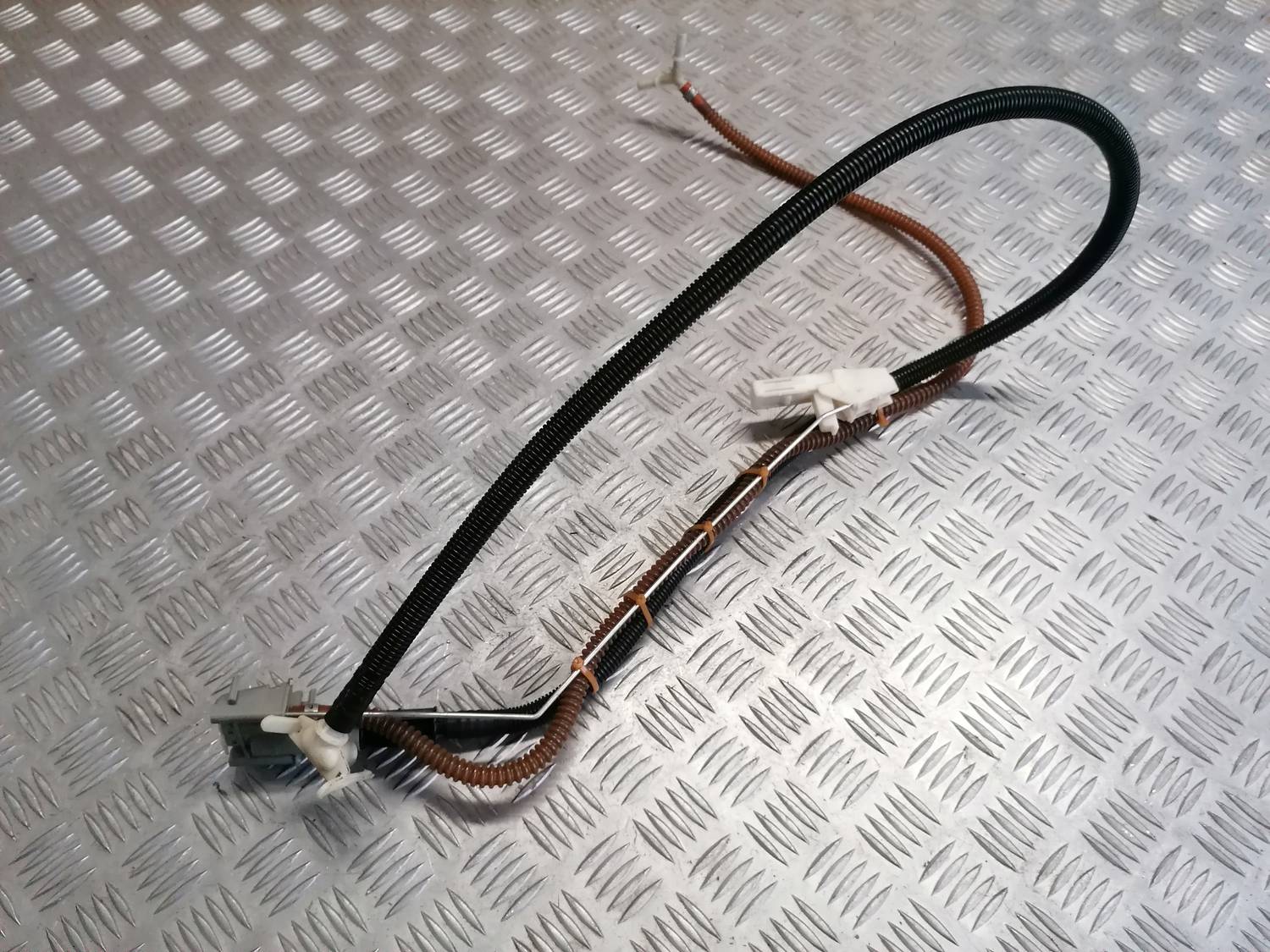 Degvielas caurule priekš VW PHAETON 2003 1 Degvielas caurule priekš VW PHAETON 2003