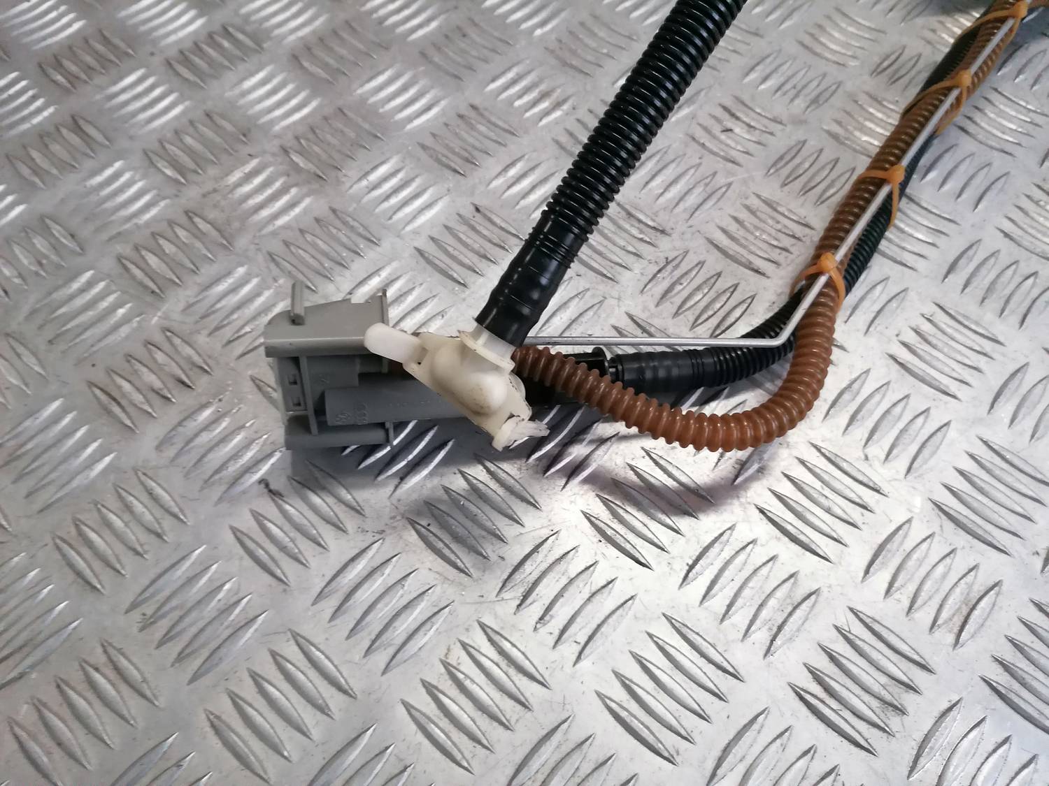 Degvielas caurule priekš VW PHAETON 2003 2 Degvielas caurule priekš VW PHAETON 2003