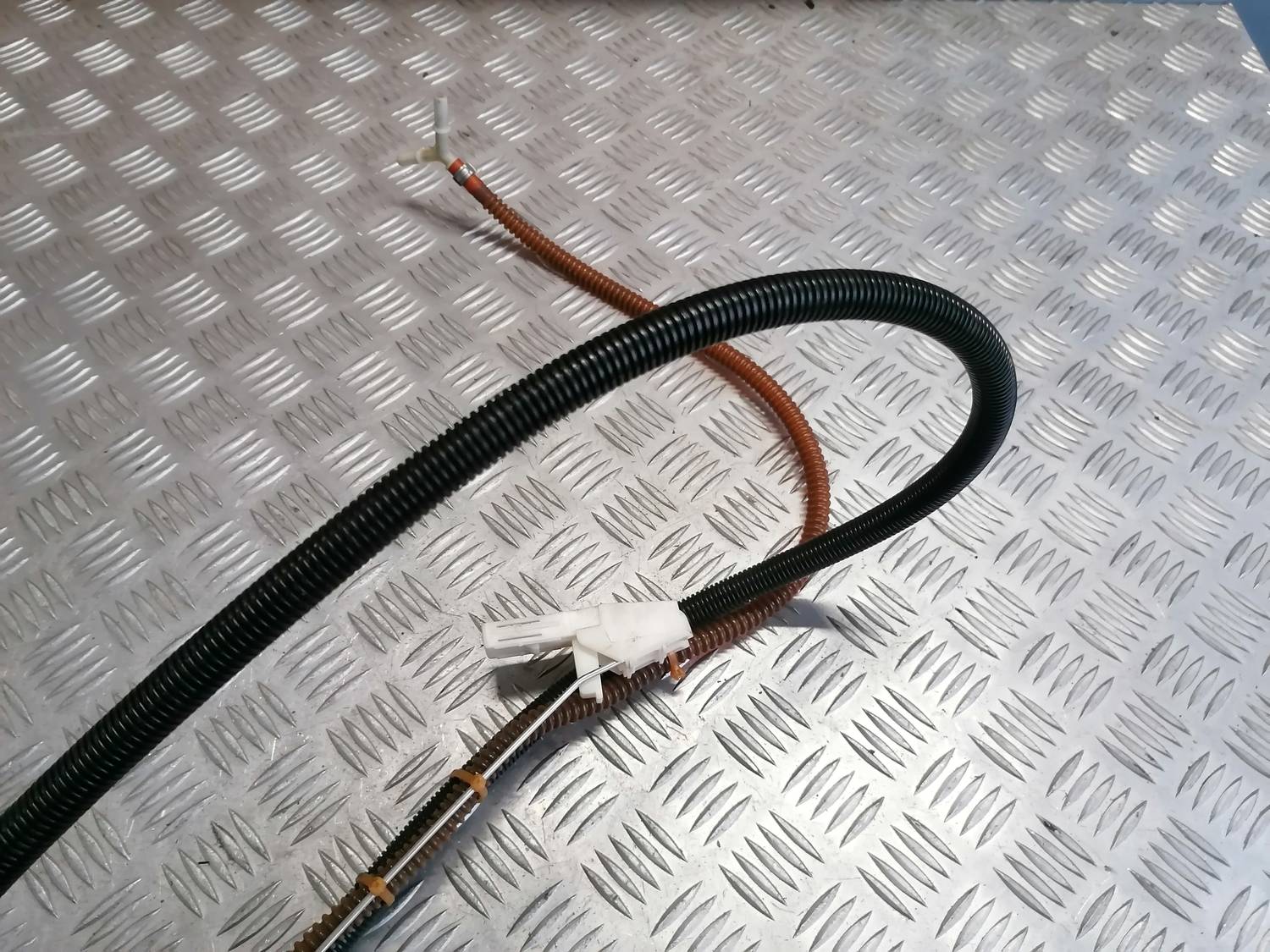 Degvielas caurule priekš VW PHAETON 2003 3 Degvielas caurule priekš VW PHAETON 2003