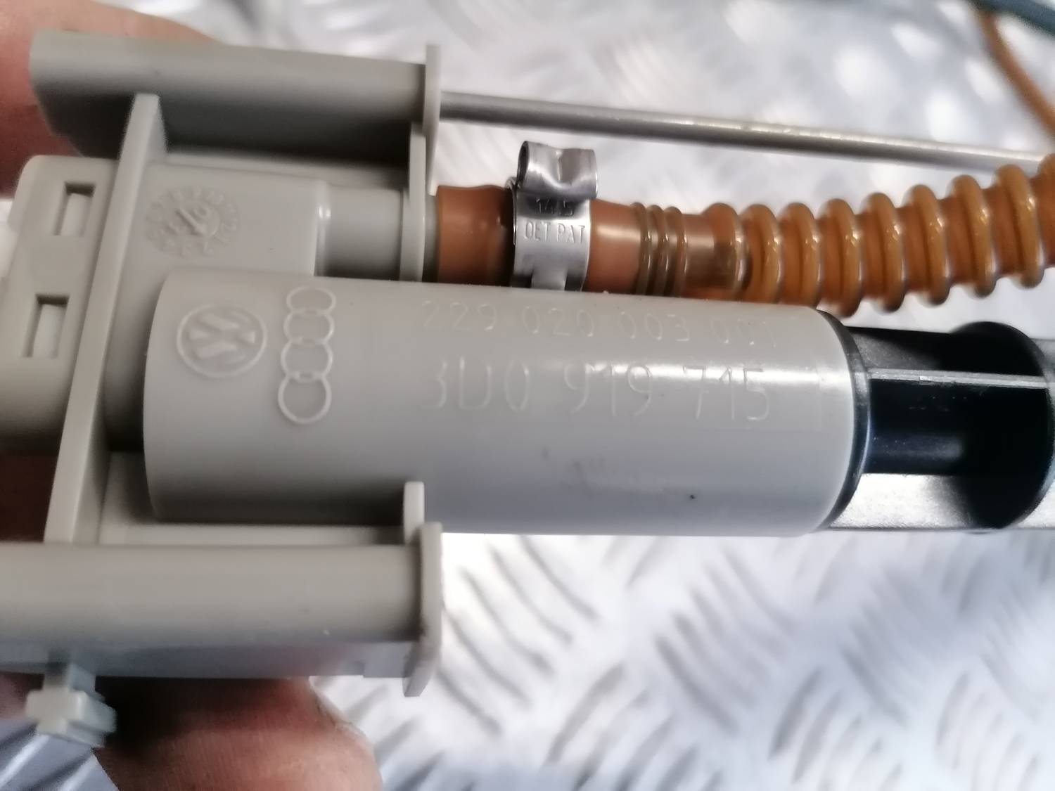 Degvielas caurule priekš VW PHAETON 2003 4 Degvielas caurule priekš VW PHAETON 2003