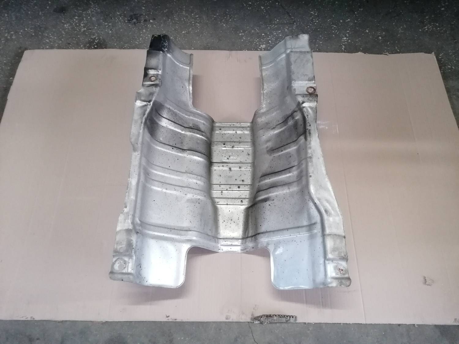 Izpūtēja sistēmas karstuma aizsargs priekš VW PHAETON 2003 2 Izpūtēja sistēmas karstuma aizsargs priekš VW PHAETON 2003