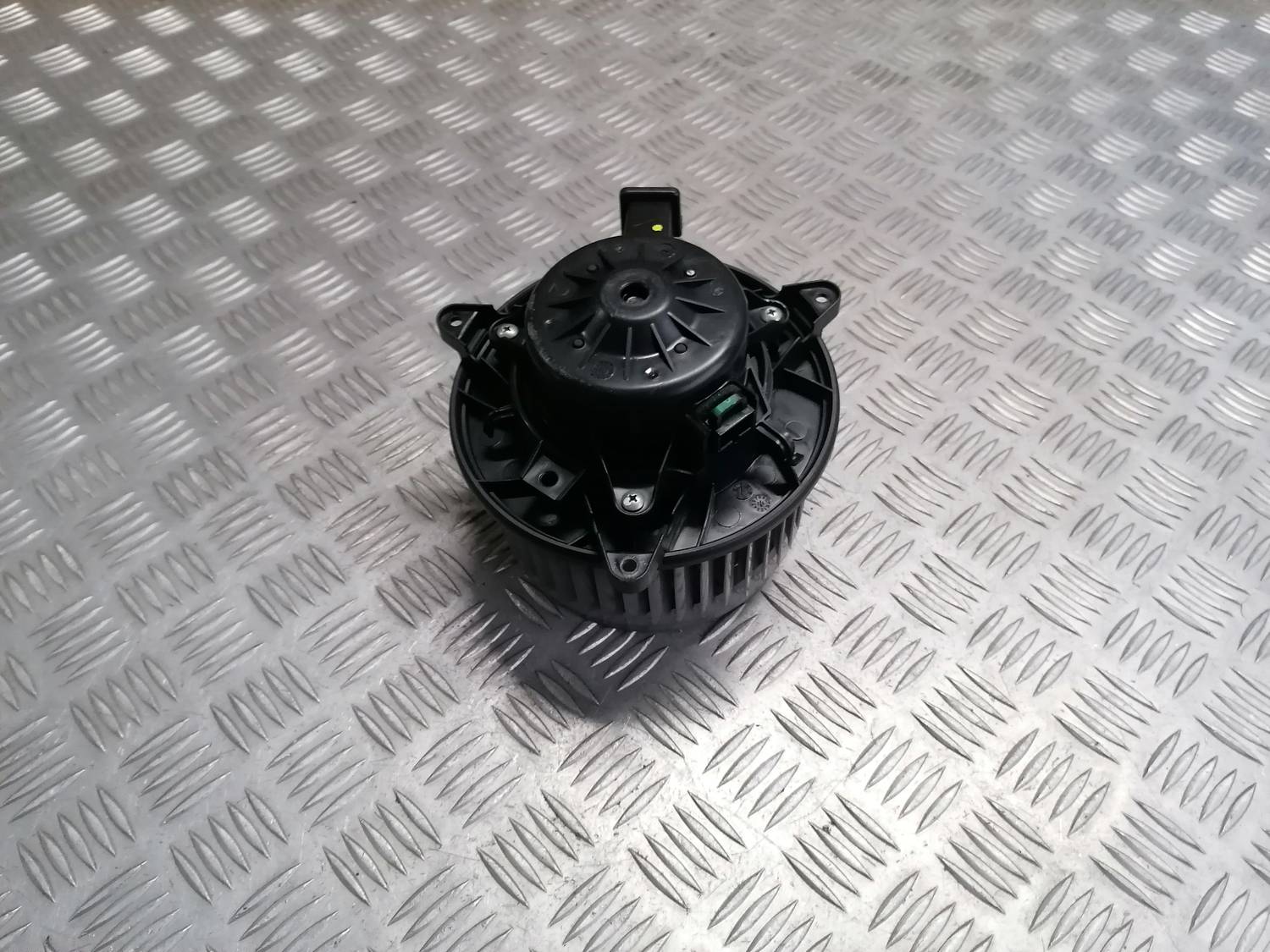 Salona ventilators priekš OPEL INSIGNIA SPORTS TOURER 2013 2 Salona ventilators priekš OPEL INSIGNIA SPORTS TOURER 2013