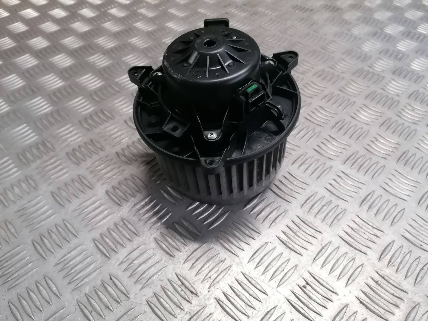 Salona ventilators priekš OPEL INSIGNIA SPORTS TOURER 2013 3 Salona ventilators priekš OPEL INSIGNIA SPORTS TOURER 2013