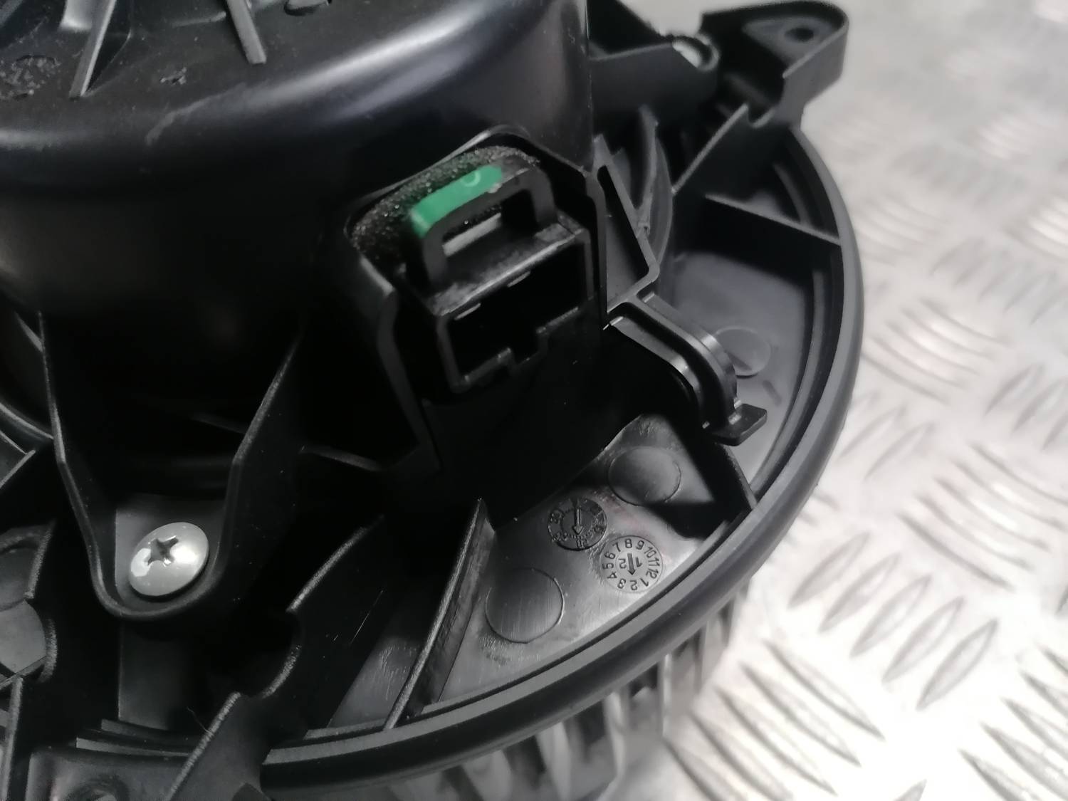 Salona ventilators priekš OPEL INSIGNIA SPORTS TOURER 2013 4 Salona ventilators priekš OPEL INSIGNIA SPORTS TOURER 2013