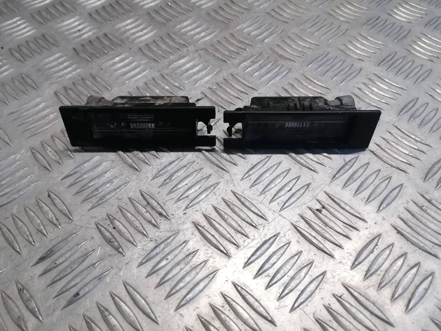 Numura zīmes apgaismojums priekš OPEL INSIGNIA SPORTS TOURER 2013 2 Numura zīmes apgaismojums priekš OPEL INSIGNIA SPORTS TOURER 2013