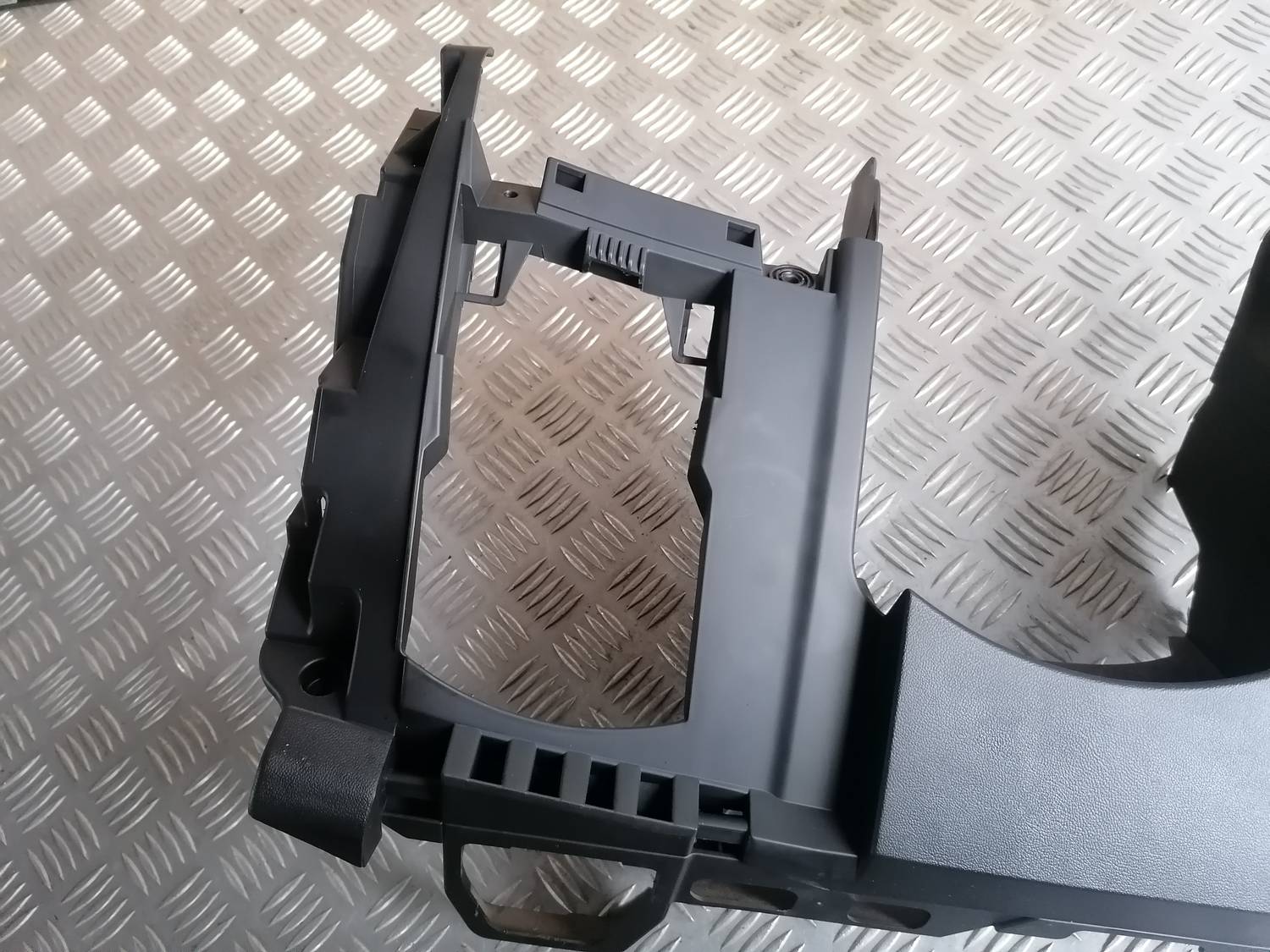 Mērinstrumentu paneļa apdare (zem stūres) priekš OPEL INSIGNIA SPORTS TOURER 2013