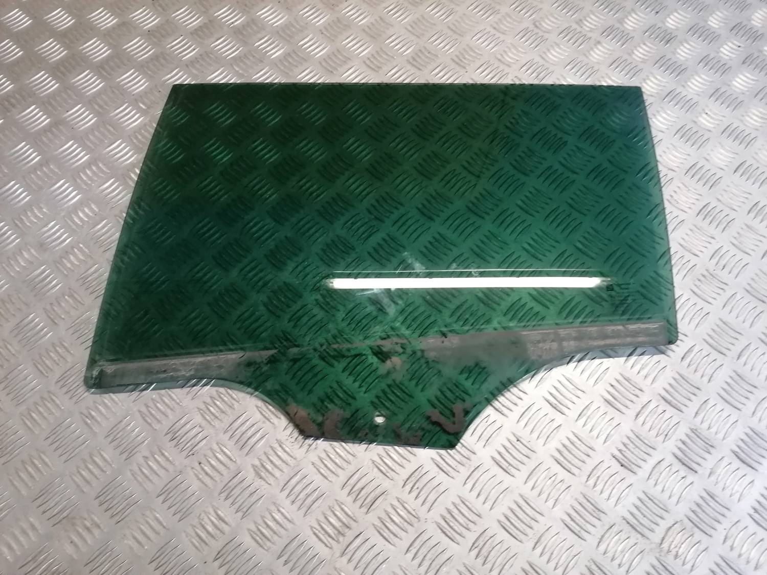 Aizmugurējo kreiso durvju stikls priekš OPEL INSIGNIA SPORTS TOURER 2013 1 Aizmugurējo kreiso durvju stikls priekš OPEL INSIGNIA SPORTS TOURER 2013