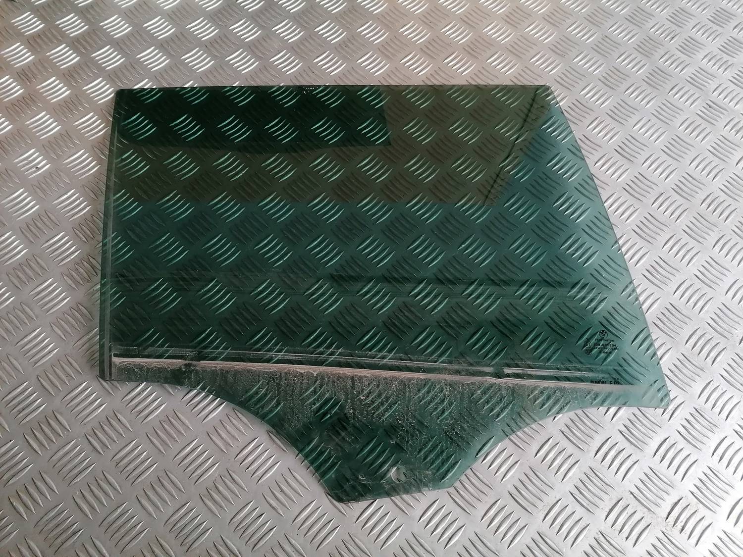 Aizmugurējo labo durvju stikls priekš BMW 318D E91 2008 TOURING 1 Aizmugurējo labo durvju stikls priekš BMW 318D E91 2008 TOURING