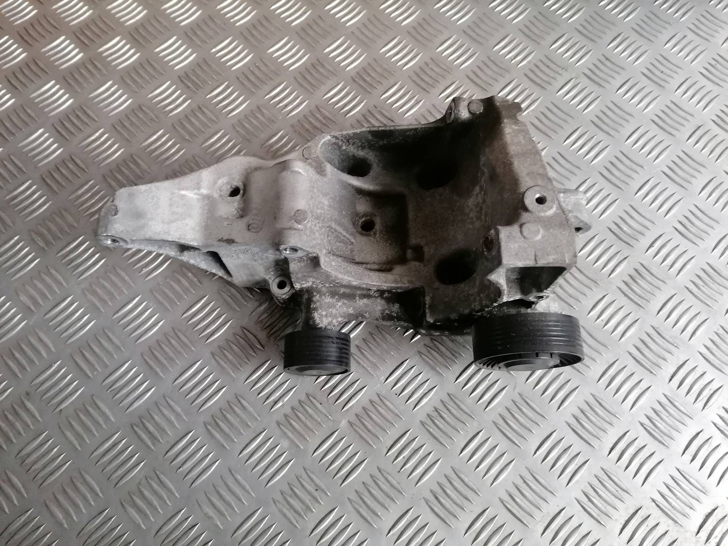 Ģeneratora kronšteins priekš BMW 318D E91 2008 TOURING 1 Ģeneratora kronšteins priekš BMW 318D E91 2008 TOURING