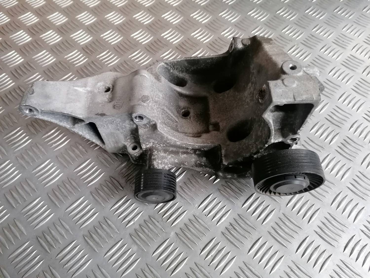 Ģeneratora kronšteins priekš BMW 318D E91 2008 TOURING 2 Ģeneratora kronšteins priekš BMW 318D E91 2008 TOURING