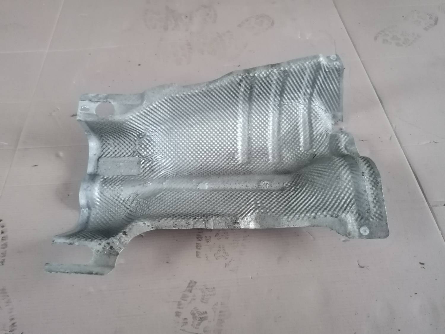 Izpūtēja sistēmas karstuma aizsargs priekš BMW 318D E91 2008 TOURING 4 Izpūtēja sistēmas karstuma aizsargs priekš BMW 318D E91 2008 TOURING