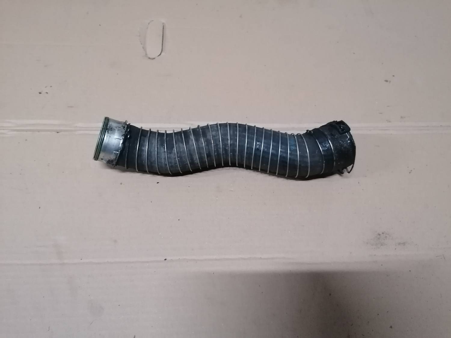 Interkulera caurule priekš BMW 318D E91 2008 TOURING 2 Interkulera caurule priekš BMW 318D E91 2008 TOURING