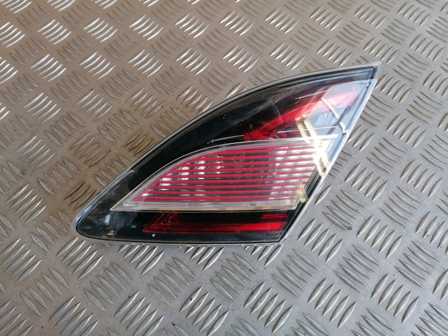 Bagāžnieka vāka labais lukturis priekš MAZDA 6 2007 2 Bagāžnieka vāka labais lukturis priekš MAZDA 6 2007