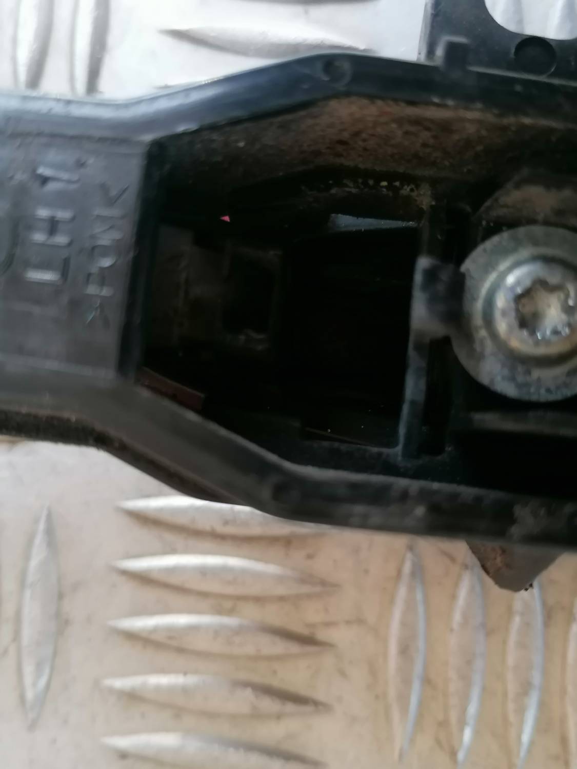 Aizmugurējais kreisais durvju rokturis priekš MAZDA 6 2007 4 Aizmugurējais kreisais durvju rokturis priekš MAZDA 6 2007