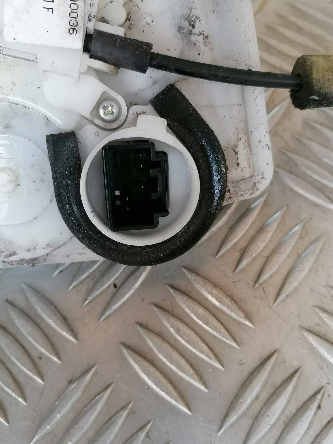 Aizmugurējo labo durvju slēdzene priekš MAZDA 6 2007