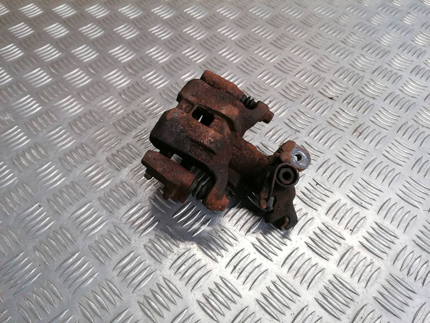 Aizmugurējais kreisais suports priekš MAZDA 6 2007 1 Aizmugurējais kreisais suports priekš MAZDA 6 2007