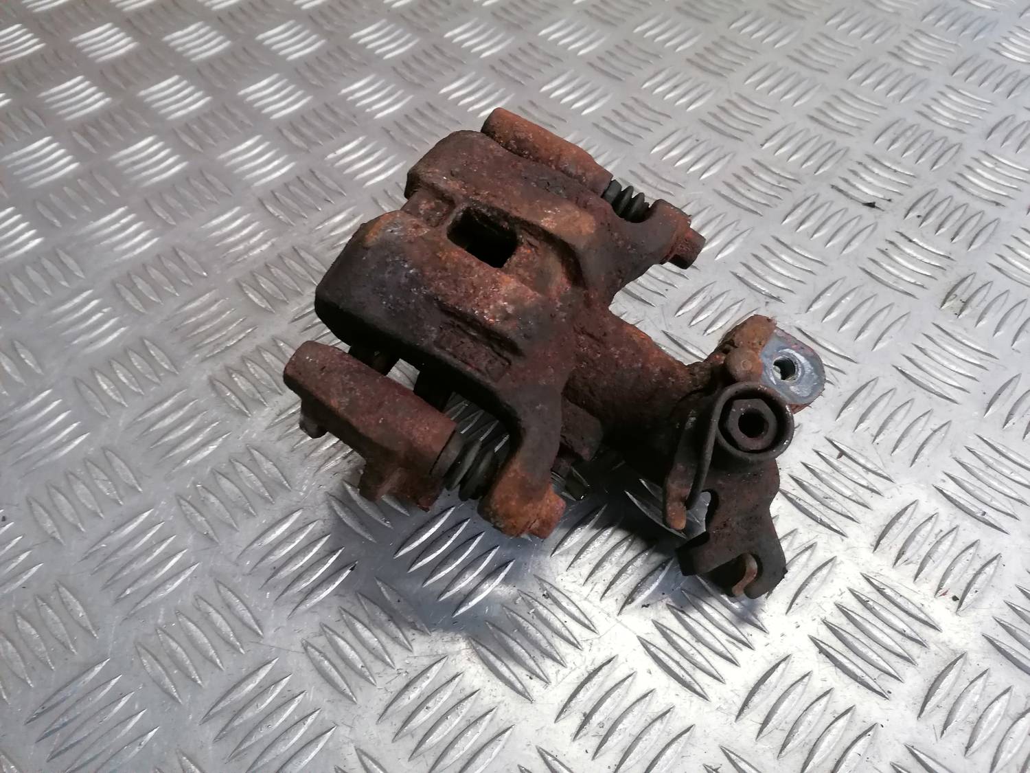 Aizmugurējais kreisais suports priekš MAZDA 6 2007 2 Aizmugurējais kreisais suports priekš MAZDA 6 2007