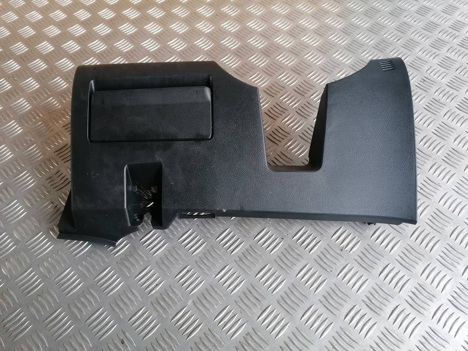 Mērinstrumentu paneļa apdare (zem stūres) priekš MAZDA 6 2007 1 Mērinstrumentu paneļa apdare (zem stūres) priekš MAZDA 6 2007