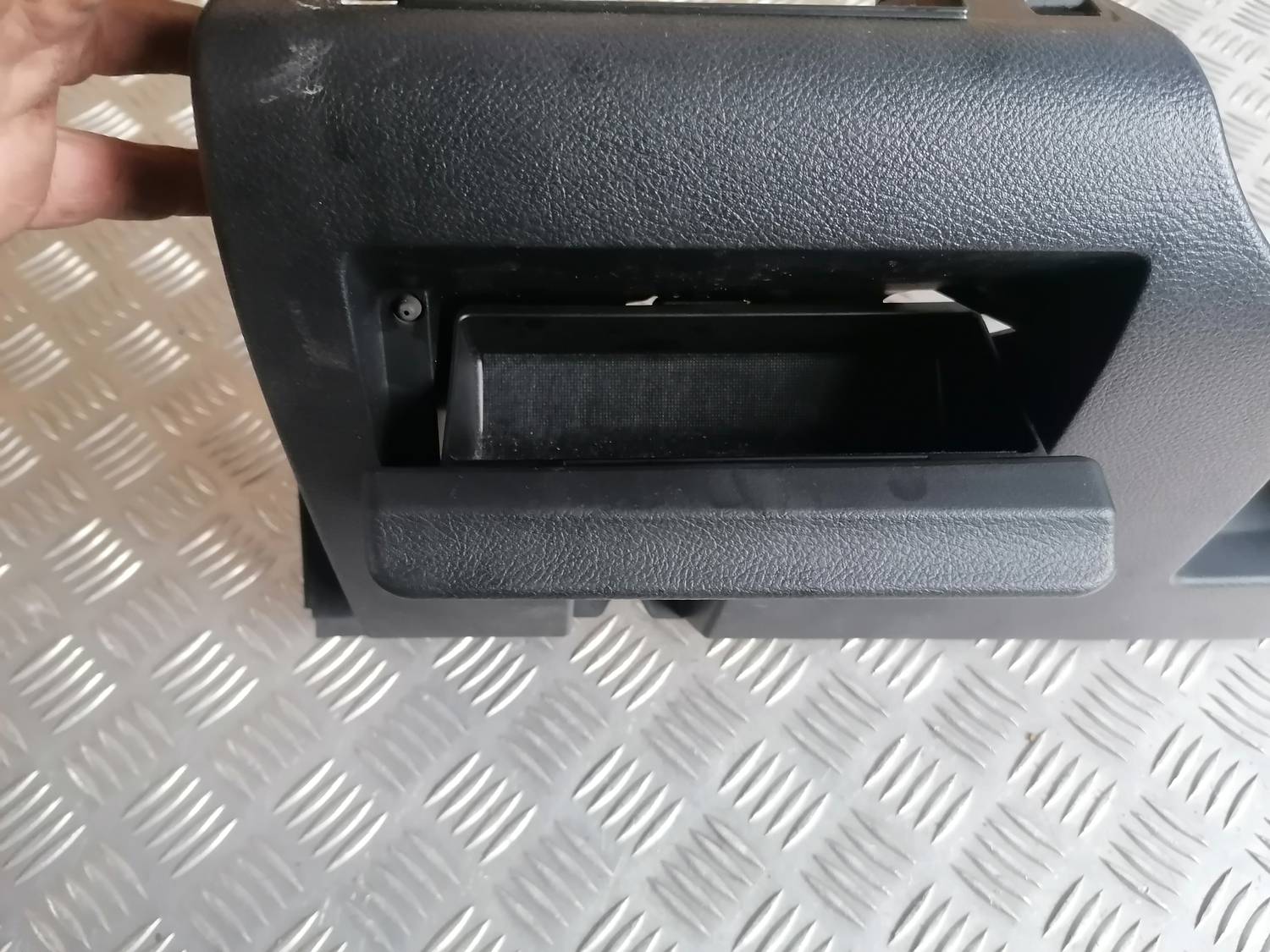 Mērinstrumentu paneļa apdare (zem stūres) priekš MAZDA 6 2007 2 Mērinstrumentu paneļa apdare (zem stūres) priekš MAZDA 6 2007