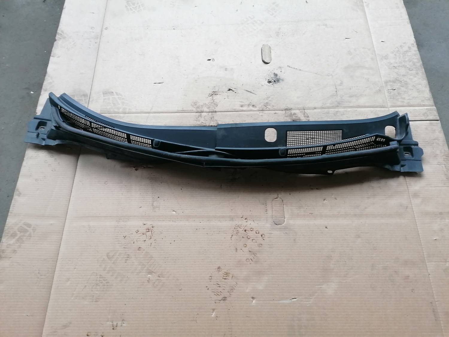 Vējstikla uzlikas (deflektora) režģis priekš MAZDA 6 2007 1 Vējstikla uzlikas (deflektora) režģis priekš MAZDA 6 2007