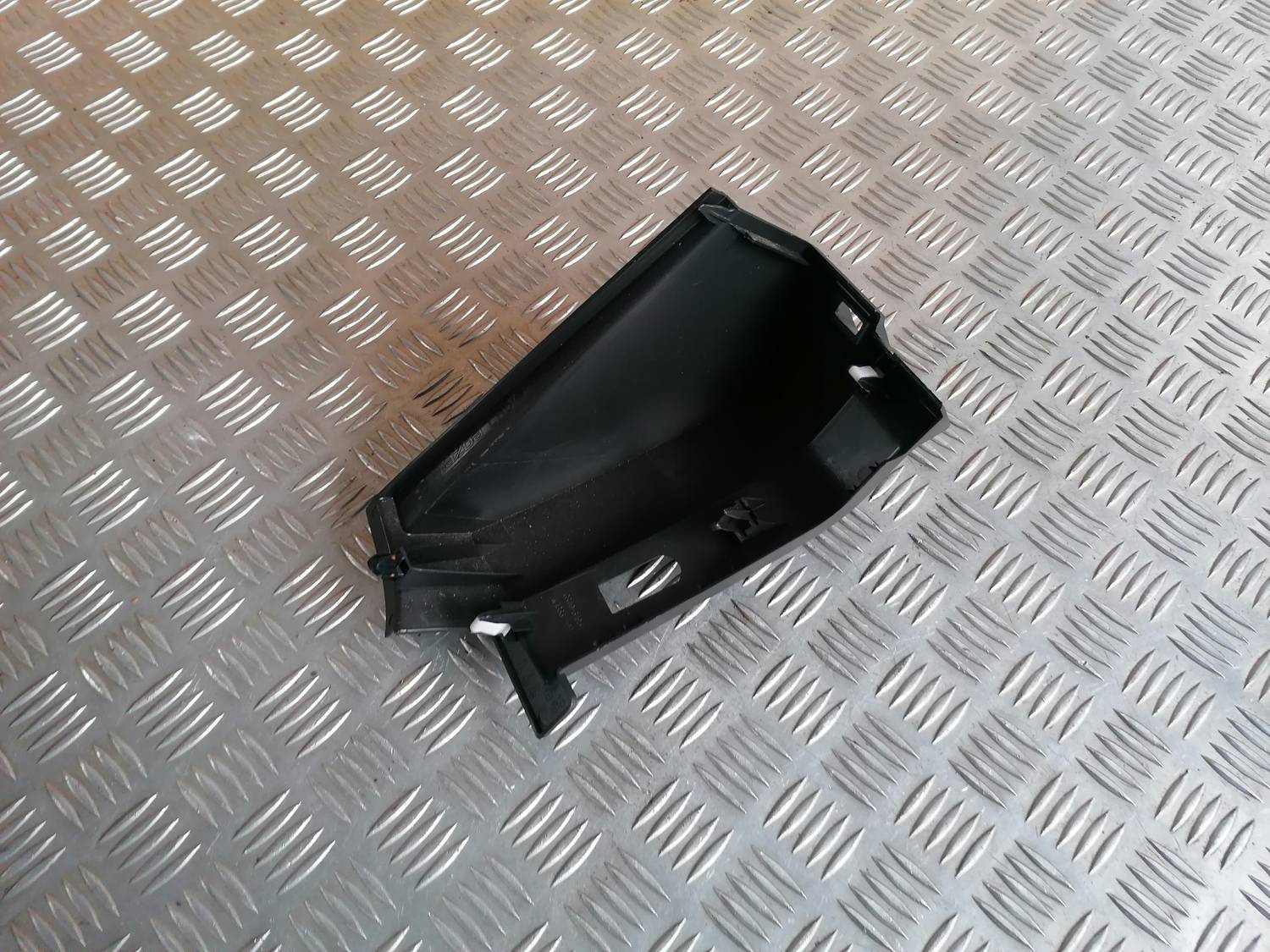 Mērinstrumentu paneļa sānu apdare priekš MAZDA 6 2007 2 Mērinstrumentu paneļa sānu apdare priekš MAZDA 6 2007