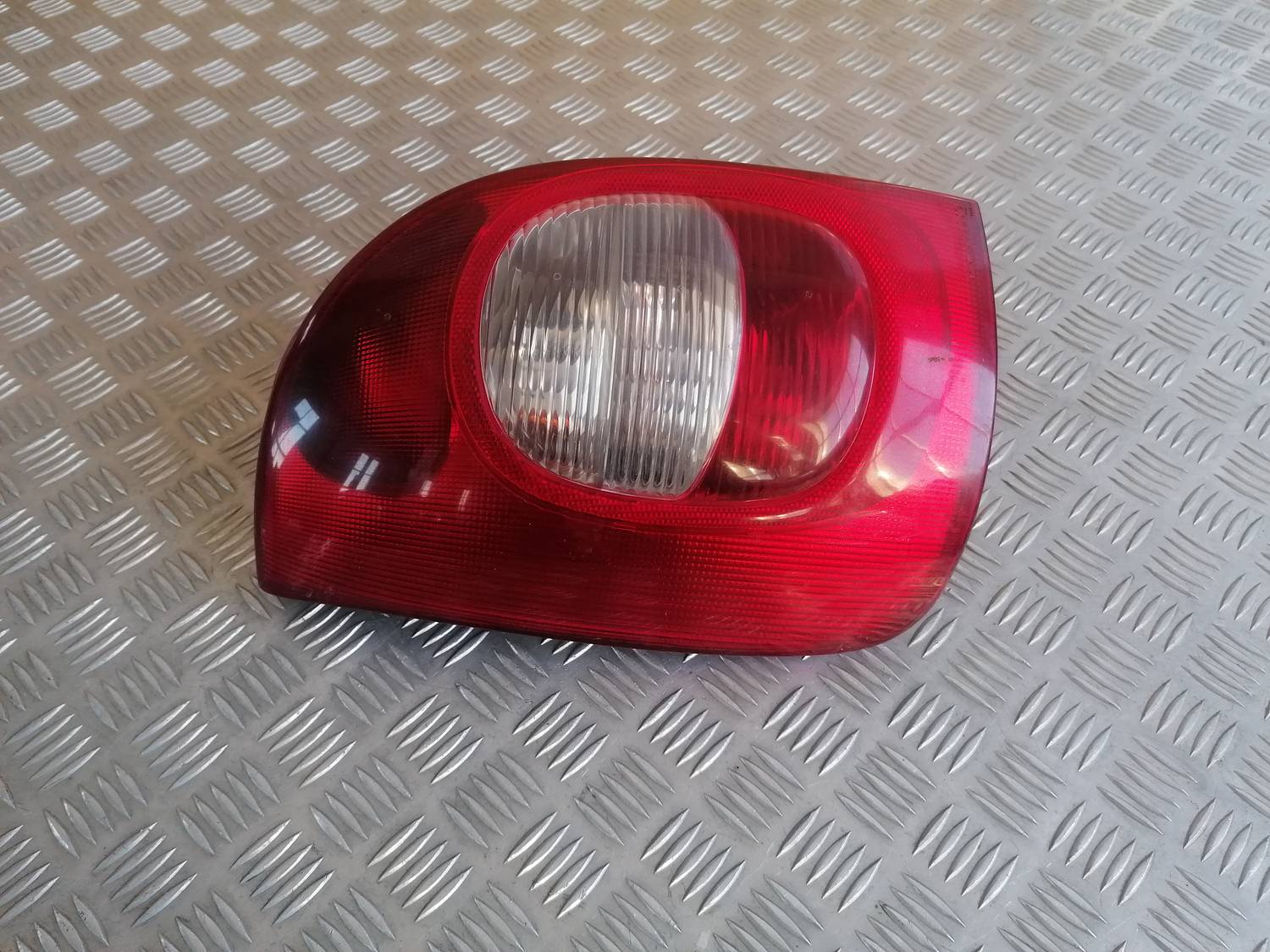 Aizmugurējais kreisais lukturis priekš XSARA PICASSO 2003 1 Aizmugurējais kreisais lukturis priekš XSARA PICASSO 2003