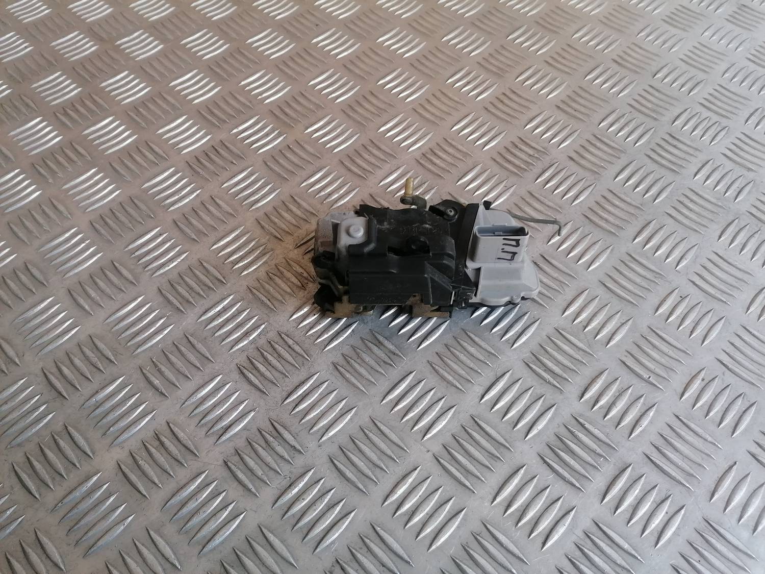 Priekšējo labo durvju slēdzene priekš XSARA PICASSO 2003 1 Priekšējo labo durvju slēdzene priekš XSARA PICASSO 2003