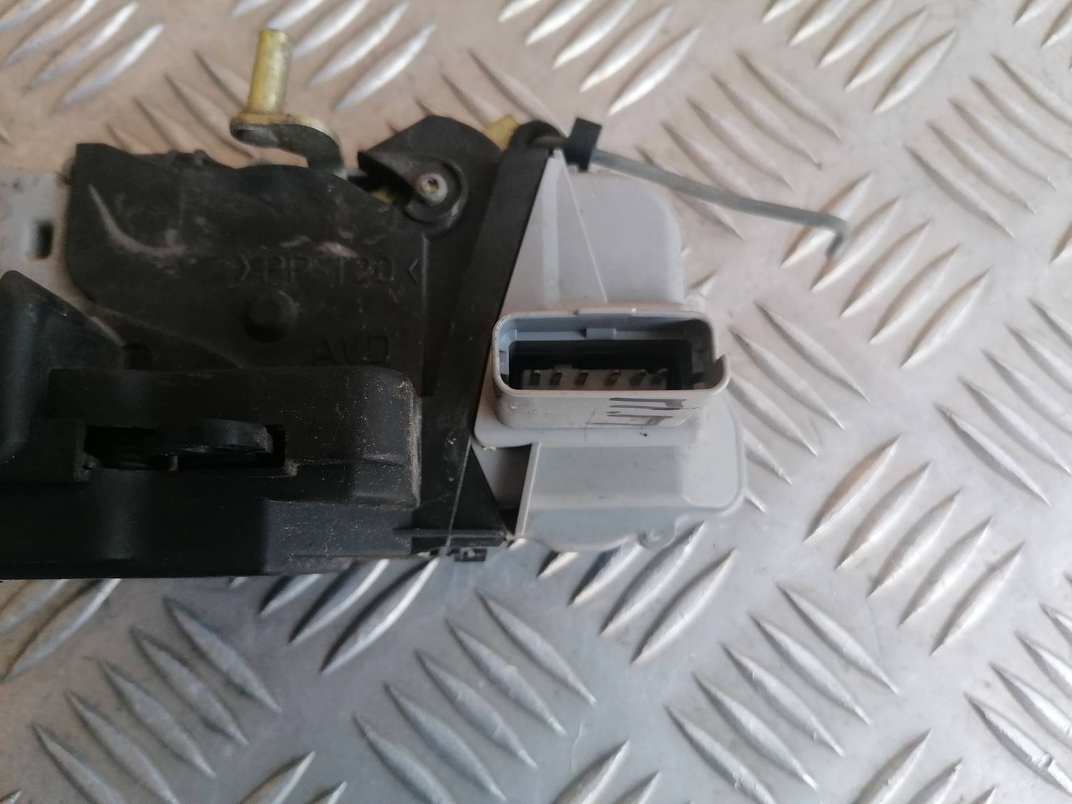 Priekšējo labo durvju slēdzene priekš XSARA PICASSO 2003 4 Priekšējo labo durvju slēdzene priekš XSARA PICASSO 2003