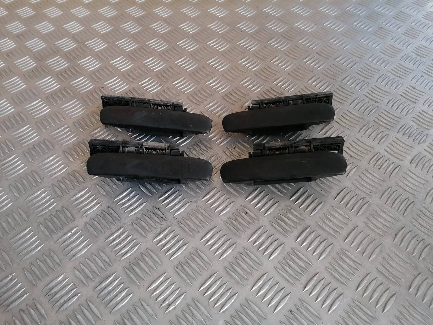 Priekšējāis kreisais durvju rokturis priekš XSARA PICASSO 2003