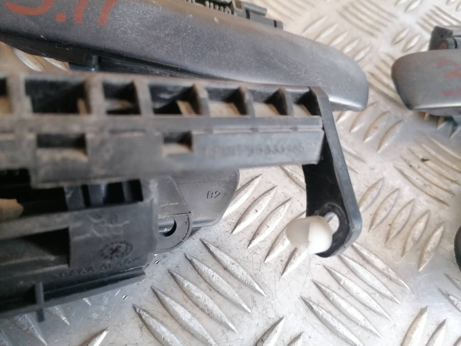 Priekšējāis kreisais durvju rokturis priekš XSARA PICASSO 2003