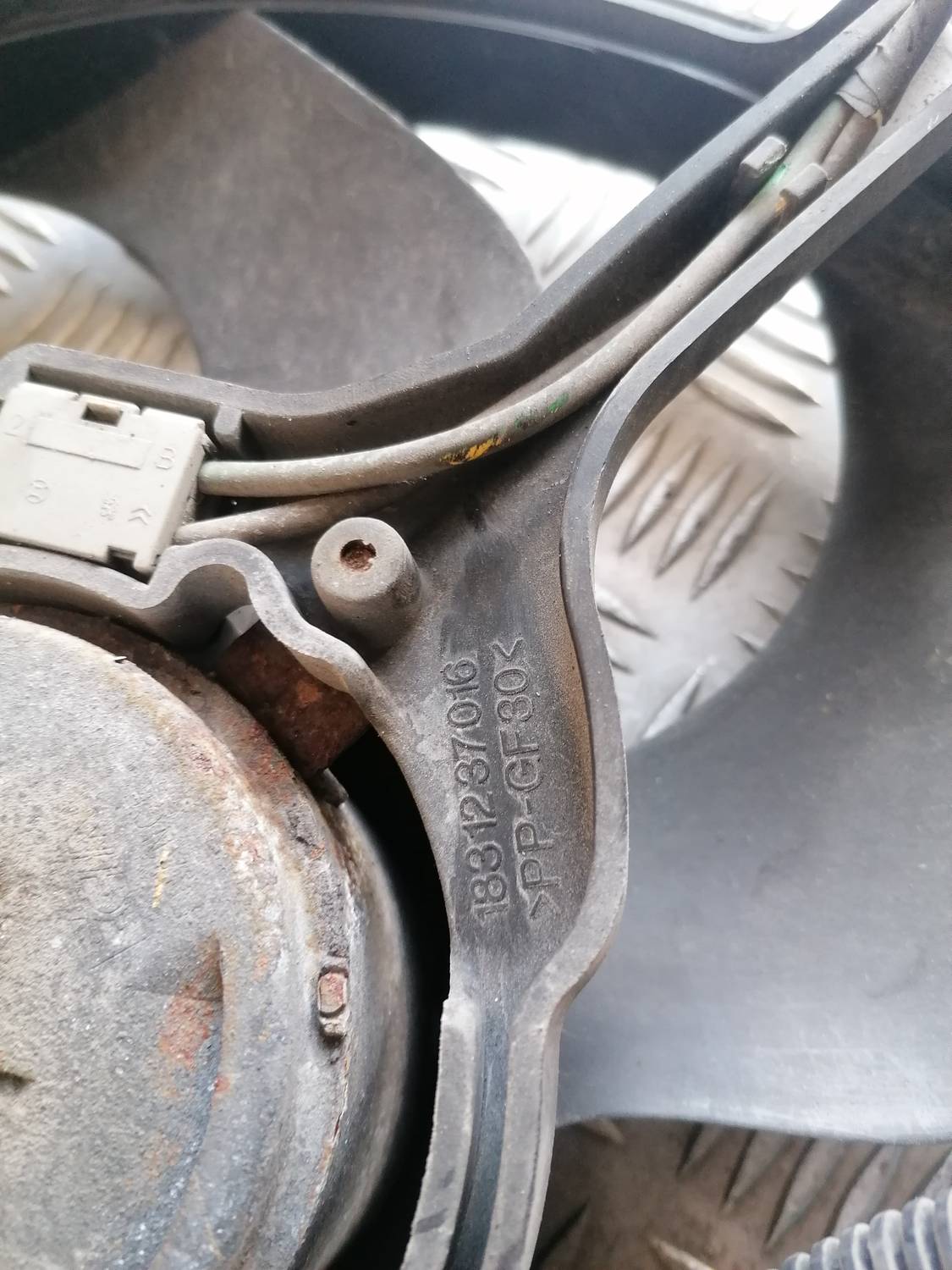 Dzesēšanas radiatora ventilators priekš XSARA PICASSO 2003