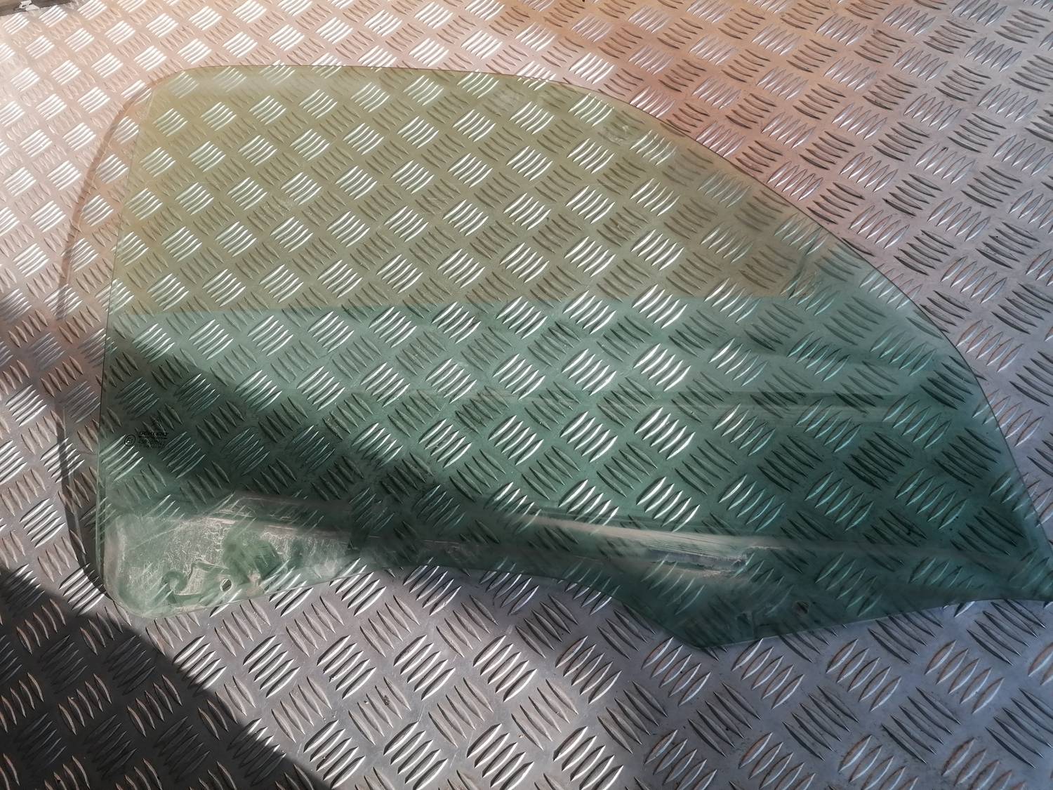 Priekšējo labo durvju stikls priekš XSARA PICASSO 2003 1 Priekšējo labo durvju stikls priekš XSARA PICASSO 2003